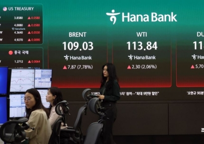 [포토] 트럼프, 협상 시한 하루 연장…유가는 상승