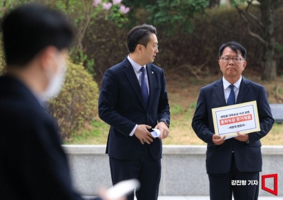 [포토] 서울고검 도착한 서민석 변호사-전용기 민주당 의원