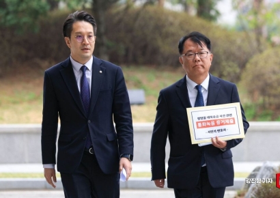 [포토] 서울고검 들어서는 서민석 변호사-전용기 민주당 의원