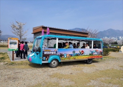 낙동강 물결 따라 달리는 ‘친환경’… 양산시, 황산공원 순환 전기 생태관람차 시범운영