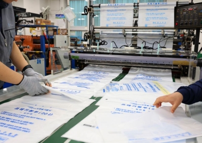 "아시아 덮친 공급 쇼크"…쓰레기봉투 사재기에 의료용 튜브까지 흔들