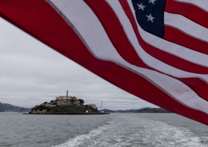 관광지된 이 섬, 다시 최악의 교도소로? 트럼프, 2천억 예산 요청 파장