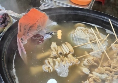 어묵 국물에 포장순대가 봉지째 '둥둥'…지역축제 위생 논란