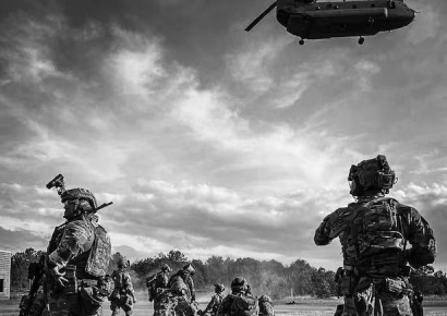 "쓰러진 전우 버리지 않는다"…최강 네이비실, '라이언 장교' 구출 작전[양낙규의 Defence Club]