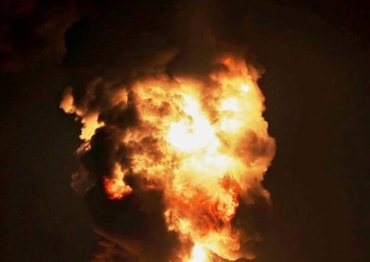 "에어컨 물로 씻고, 참치 낚아 배 채워"…멈춰 선 2000척, 생존 사투 벌인다