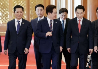 李대통령 "전쟁 피해지원금, 결코 포퓰리즘 아냐…국민 고통 보전해 드려야"