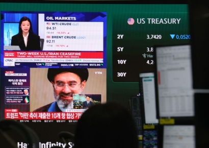 [포토] 휴전 속보 확인하는 외환딜러들