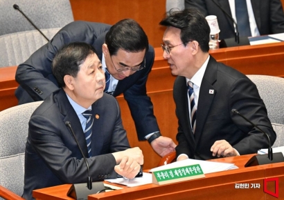 [포토] 박홍근 장관과 대화하는 김민석 총리