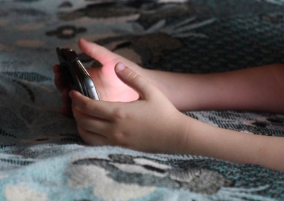 "삼성전자 유튜브, 엄만 꿈에도 모를걸"…'성인물' 너무 쉽게 뚫리는 키즈폰[청소년 SNS 전쟁]