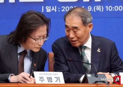 [포토] 대화하는 공정위원장과 주유소협회장