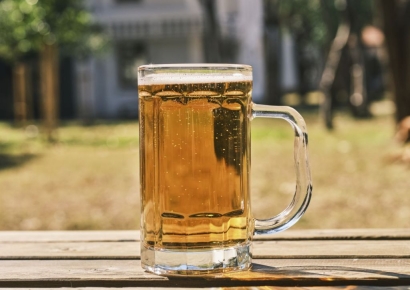 "빨리 마시고 일찍 헤어지자"…Z세대가 바꾼 '낮술' 풍경[세계는Z금]