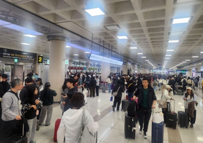 제주공항, 180여 편 무더기 결항… 수천 명 발 묶여 '북새통'