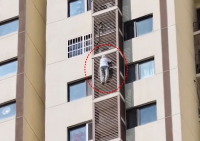 27층 갇힌 89세 할머니…외벽 타고 21층까지 '아찔 탈출' 