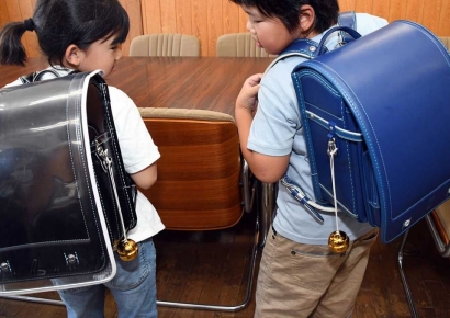 "그게 또 돌아왔다"…'공포' 휩싸인 일본, 아이들에 방울 나눠줬다