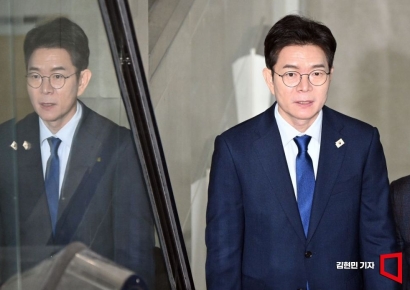 [포토] 기지회견장 들어서는 정원오