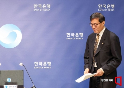 [포토] 기자간담회장 들어서는 이창용 한국은행 총재