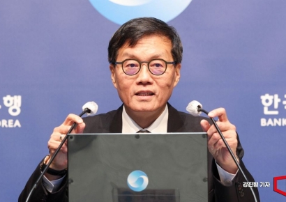 [포토] 금리 결정 배경 설명하는 한국은행 총재