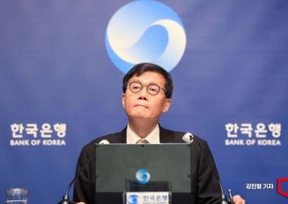 [포토] 취재진 질문 받는 이창용 한국은행 총재