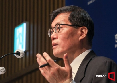 [포토] 통화정책방향간담회 나선 이창용 한국은행 총재