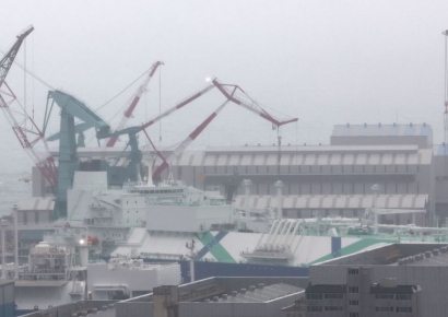 해군 잠수함 화재 사고 구조 이틀째 난항…HD현대중공업 "부상자→사망자"