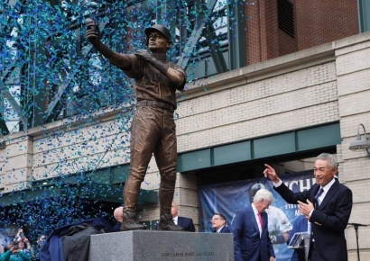 "리베라 왔나?"…이치로, 동상 제막식서 배트 '뚝' 해프닝