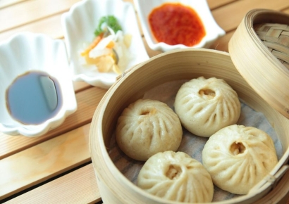 "식사 돼요?" 中장례식장을 식당으로 착각한 美유튜버…결말은 훈훈