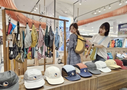 도심 떠나는 가장 가벼운 방법?… 롯데百 부산본점 '티켓투더문', 28컬러 캠프캡 공개