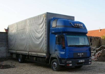 "1년 반을 차 안에 갇혀" 화물차서 발견된 9세 소년, 아버지 진술 보니