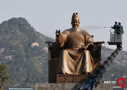 [포토] 세종대왕 동상 봄맞이 세척