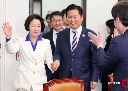 [포토] 손잡고 입장하는 정청래-추미애 