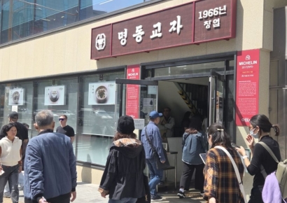 "하루 8000그릇 팔아요" 연매출 352억…노신사부터 젊은 외국인까지 '60년 맛집'의 위엄