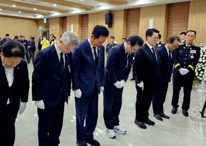 "불 안 타는 옷 입히지"…정청래, 완도 순직 소방관 빈소서 '비통'