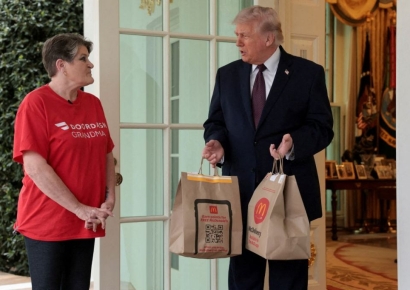 맥날 배달원에 '100달러 팁' 주고 즉석 기자회견…트럼프 "연출 아닌데"