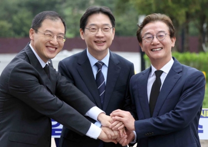 봉하마을 찾은 전재수·김상욱·김경수…'원팀' 메가시티 공약