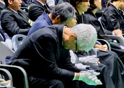 "나의 영웅 아빠, 천국서 봐요"…눈물바다 된 소방대원 영결식장