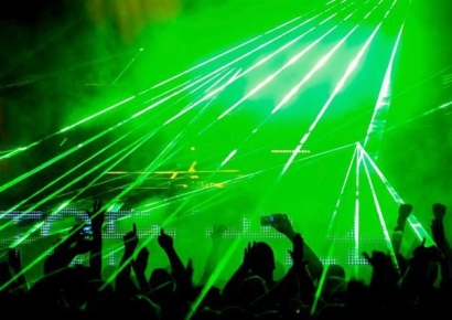 클럽 입장 거부에 분노…20대 女공무원, 종업원·경찰관 폭행