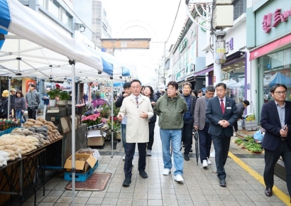청바지 입고 전통시장 샅샅이 살핀 백종원…여주시와 지역경제 상생 '맞손'