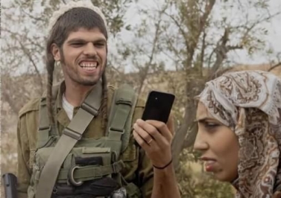 웃고 있는 이스라엘 군인, 떨고 있는 여성…伊잡지 사진에 전세계 '경악'