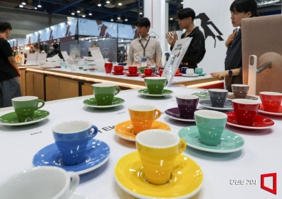 [포토] '형형색색 커피잔'