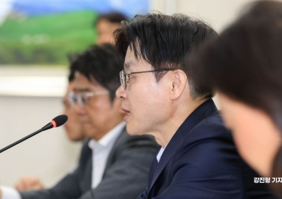 '컬러 포장도 사치" 중동 리스크에 日과자업계 1위 흑백 패키지 전환