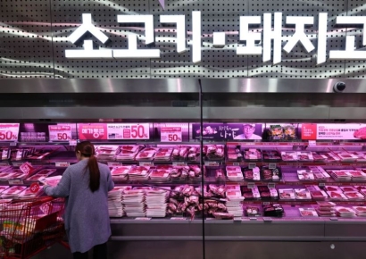 "삼겹살 굽기 무섭네"…마트서 손 부들부들, 고깃값에 튄 전쟁 불똥