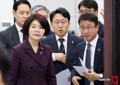 [포토] 회의실 들어서는 민주당 원내지도부