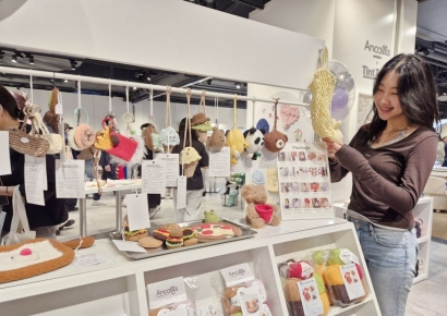 “커피와 뜨개질, 인생 컬러도 찾고”… 롯데百 부산본점, '틴트트레이' 오픈
