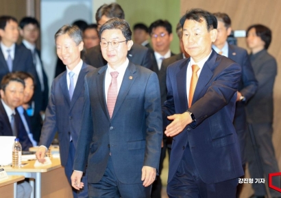 [포토] 세미나장 들어서는 이억원 금융위원장-정은보 한국거래소 이사장 