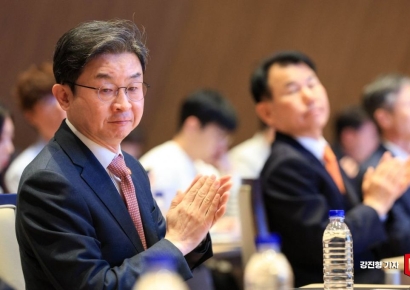 [포토] 박수치는 이억원 금융위원장