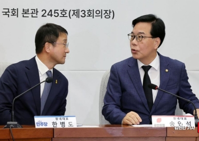 [포토] 한병도-송언석 여야 원내대표 '중동상황 대응 논의'