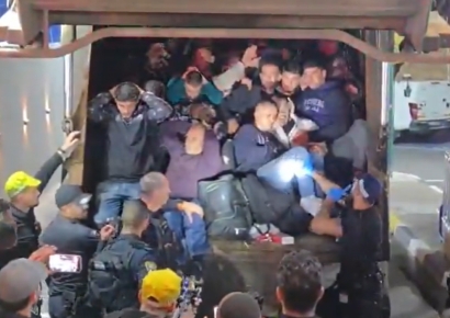 "얼마나 절박했으면" 쓰레기 트럭에 남성 70명이…"참혹한 사건"