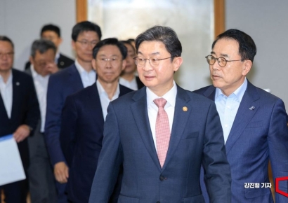 [포토] 회의실 들어서는 이억원 금융위원장-조용병 은행연합회장