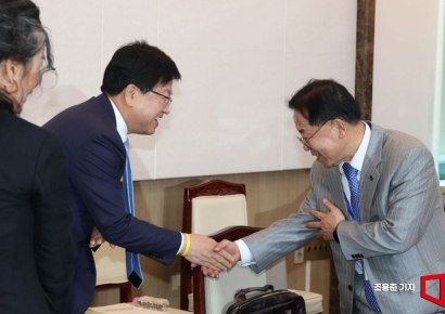 [포토] 위원들과 악수하는 최교진 장관