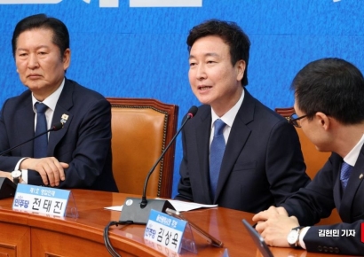 [포토] 민주당 재보선 1호 영입인재, 전태진 변호사